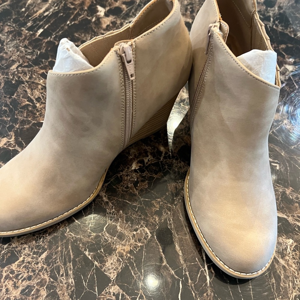 Sassy wedges to add to your Fall wardrobe! Brand new and never worn!